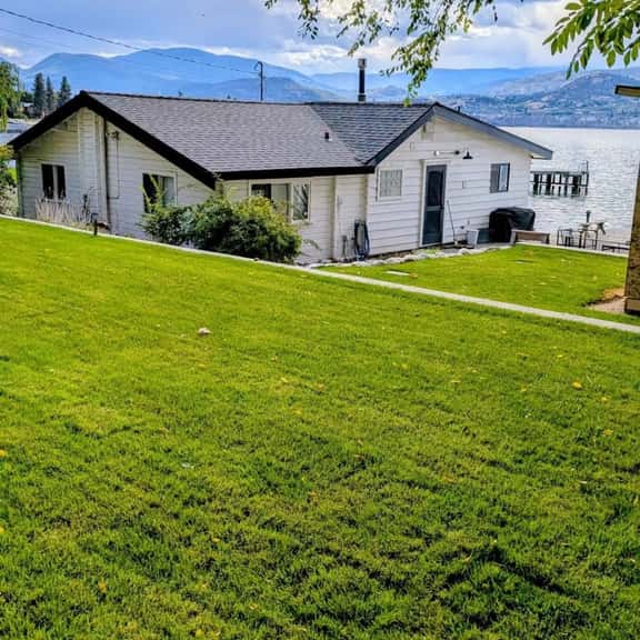 Stunning Lakefront Cabin in Heart of Naramata Village - Image 1